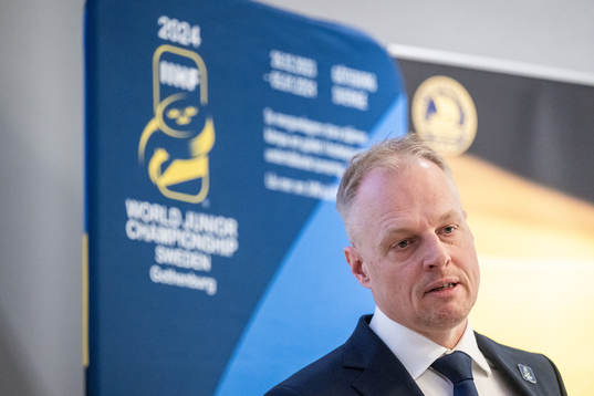 Sveriges förbundskapten Magnus Hävelid presenterar