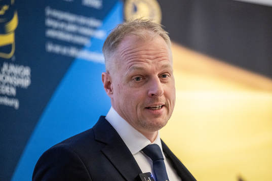 Sveriges förbundskapten Magnus Hävelid presenterar