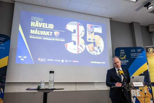 Sveriges förbundskapten Magnus Hävelid presenterar