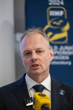 Sveriges förbundskapten Magnus Hävelid presenterar