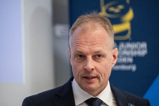 Sveriges förbundskapten Magnus Hävelid presenterar
