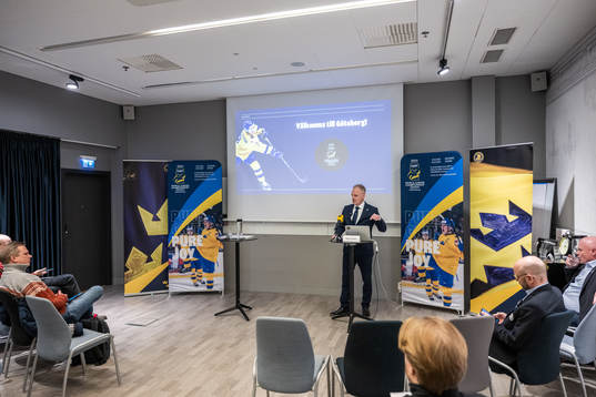 Sveriges förbundskapten Magnus Hävelid presenterar