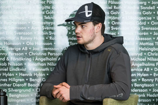 Lian Bichsel blir intervjuad