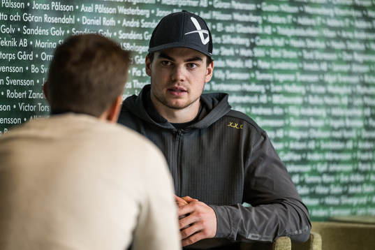 Lian Bichsel blir intervjuad