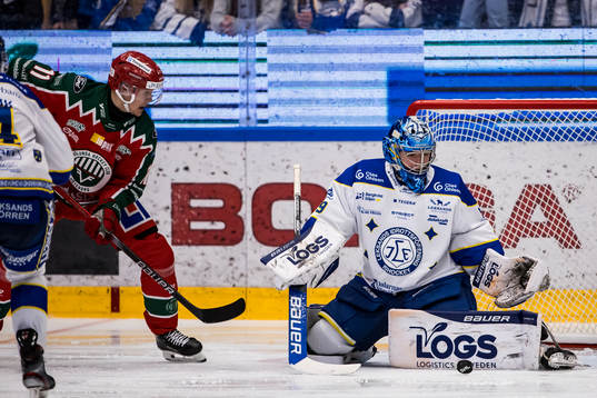 Frölundas Erik Borg och Leksands målvakt Filip Larsson