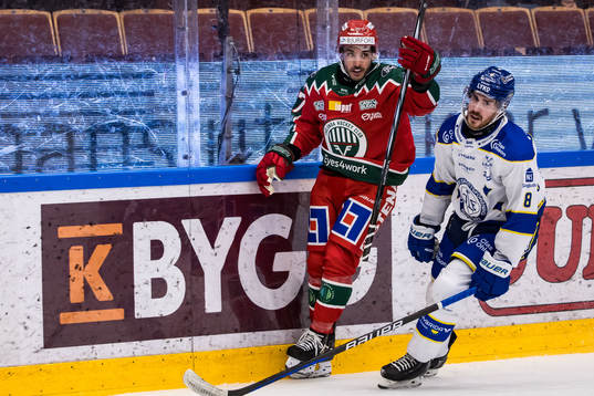 Frölunda HCs Jayden Halbgewachs jublar