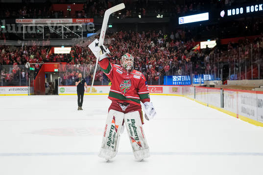 MoDos målvakt Lassi Lehtinen jublar