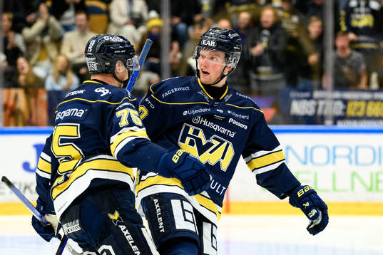 HV71s Oskar Stål-Lyrenäs jublar