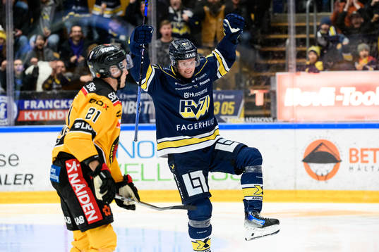 HV71s Oskar Stål-Lyrenäs jublar