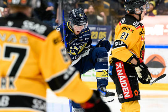 HV71s Oskar Stål-Lyrenäs jublar