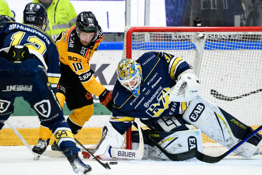 Luleås Einar Emanuelsson och HV71s målvakt Joni Ortio