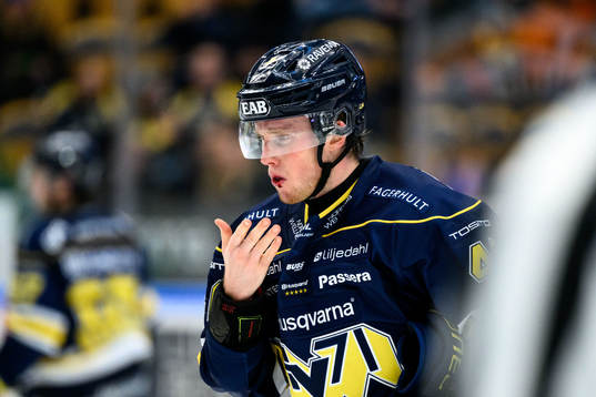 HV71s Oskar Stål-Lyrenäs deppar och blöder från munnen