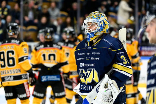 HV71s målvakt Joni Ortio deppar