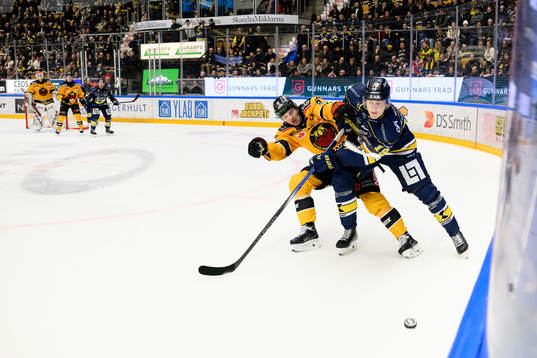 Luleås Oskari Laaksonen och HV71s Henrik Borgström