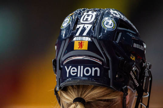 HV71s Mira Jungåker med klistermärken tillägnade Sanni