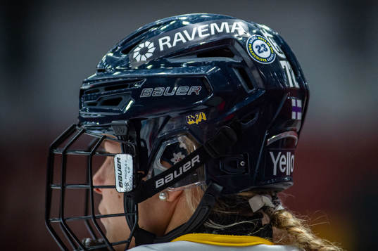 HV71s Kiira Yrjänen med klistermärken tillägnade Sanni