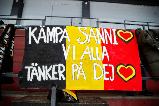 Brynäs supportrar med en banderoll tillägnad Sanni Hakala