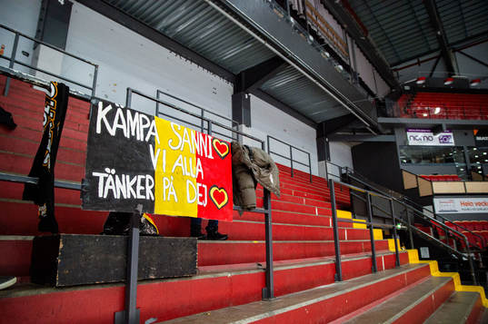 Brynäs supportrar med en banderoll tillägnad Sanni Hakala