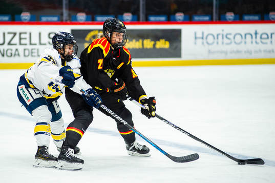 HV71s Kiira Yrjänen och Brynäs Jenny Antonsson