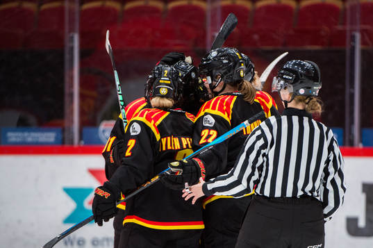 Brynäs Noemi Neubauerova jublar med lagkamrater