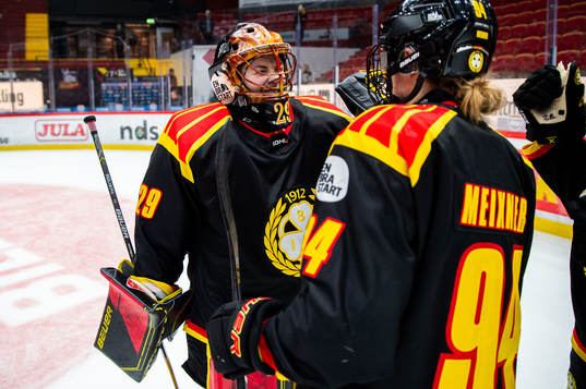 Brynäs målvakt Klara Peslarova och Anna Meixner jublar