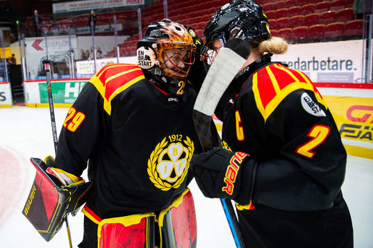 Brynäs målvakt Klara Peslarova och Maja Nylen-Persson