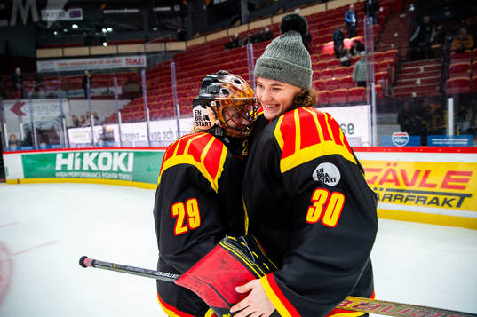 Brynäs målvakt Klara Peslarova och målvakt Felicia Frank
