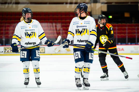 HV71s Hilda Svensson och Jenna Raunio deppar