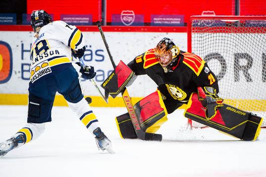 Brynäs målvakt Klara Peslarova räddar straff lagd av