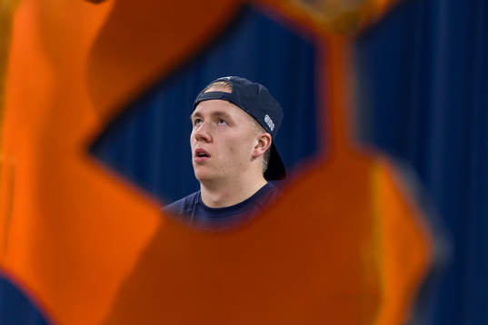 Växjö Lakers HCs Elias Rosén värmer upp