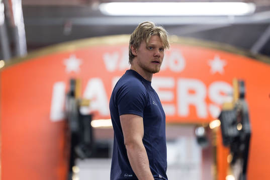 Växjö Lakers HCs Ludvig Nilsson värmer upp
