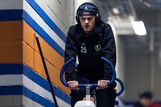 Färjestad BKs Lucas Forsell värmer upp