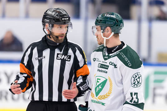 Domare Marcus Linde och Färjestad BKs Joel Kellman