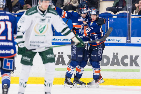 Växjö Lakers HCs Jakub Stancl jublar och Filip Eriksson