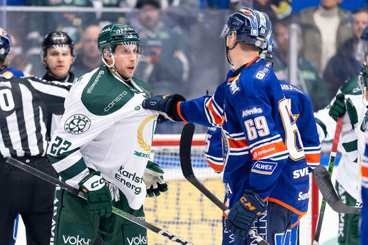 Irriterat mellan Färjestads Per Åslund och Växjös Jakub