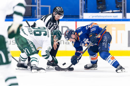 Färjestads David Tomasek och Växjös Martin Lundberg