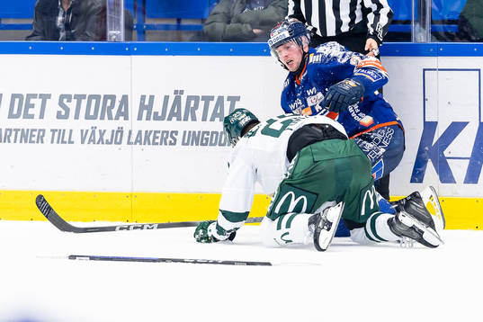Färjestads Lucas Forsell och Växjös Martin Lundberg