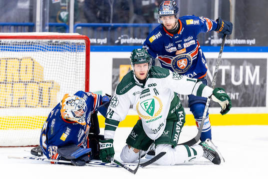 Färjestads Victor Ejdsell mellan Växjös målvakt Emil