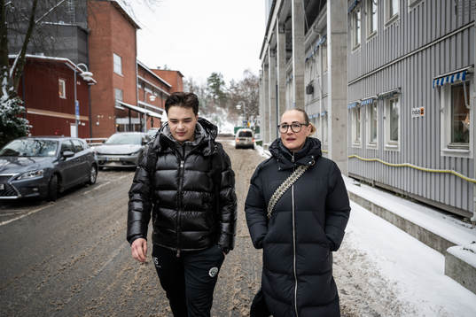 Frölunda J20s Rasmus Odelhög med mamma Camilla