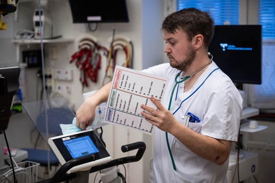 Biomedicinsk analytiker Filip Rolin tvättar av en