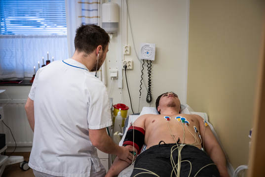 Biomedicinsk analytiker Filip Rolin mäter blodtrycket på