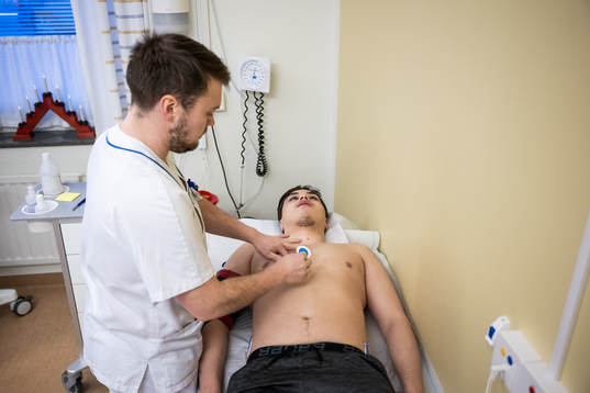 Biomedicinsk analytiker Filip Rolin sätter elektroder på