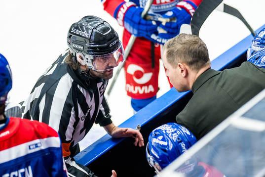 Domare Tobias Björk och Oskarshamns tränare Martin
