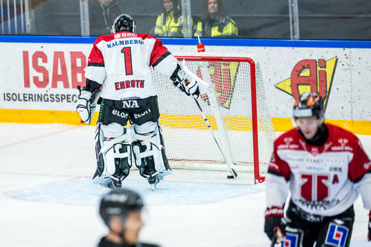 Örebros målvakt Jhonas Enroth deppar