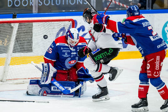 Oskarshamns målvakt Emil Kruse och Örebros Robin Norell
