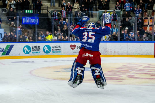 Oskarshamns målvakt Emil Kruse jublar