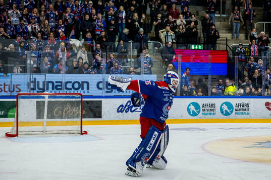 Oskarshamns målvakt Emil Kruse jublar