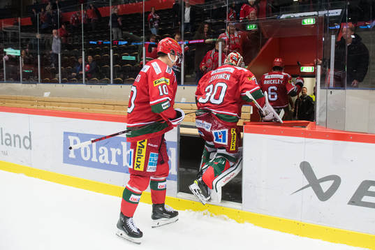MoDos målvakt Lassi Lehtinen och Sampo Ranta går av planen