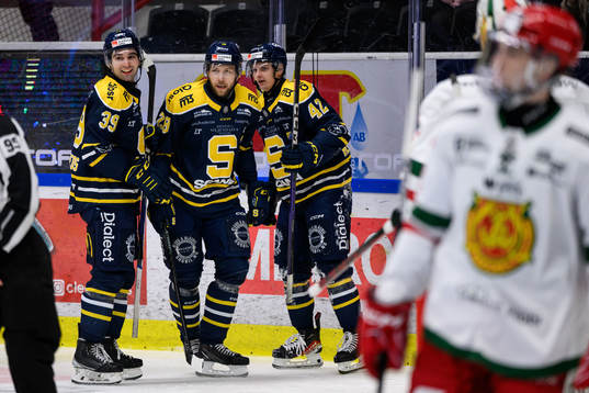 Södertäljes Emil Alba jublar
