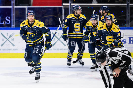 Södertäljes Olli Vainio jublar